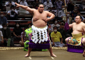 横綱土俵入りは何時から？｜本場所は15:55頃・巡業は13:00頃、幕内土俵入りからの流れと太刀持ち・露払い【協会公式の目安】