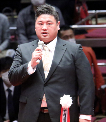 断髪式で髷を落とし、整髪して背広姿で挨拶する嘉風(2022年2月5日・嘉風引退大相撲)