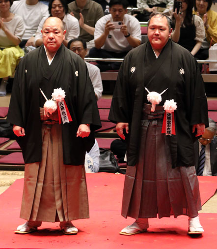 北勝富士（右）と師匠八角