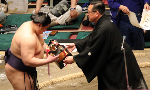 敢闘賞を受賞した義ノ富士