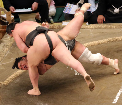 優勝決定戦で木竜皇を破った旭富士