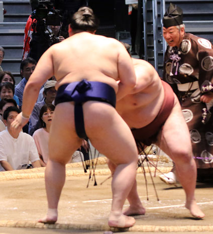 大の里力なく敗れる