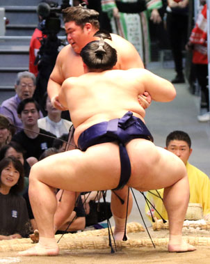 大の里伯の富士に完勝