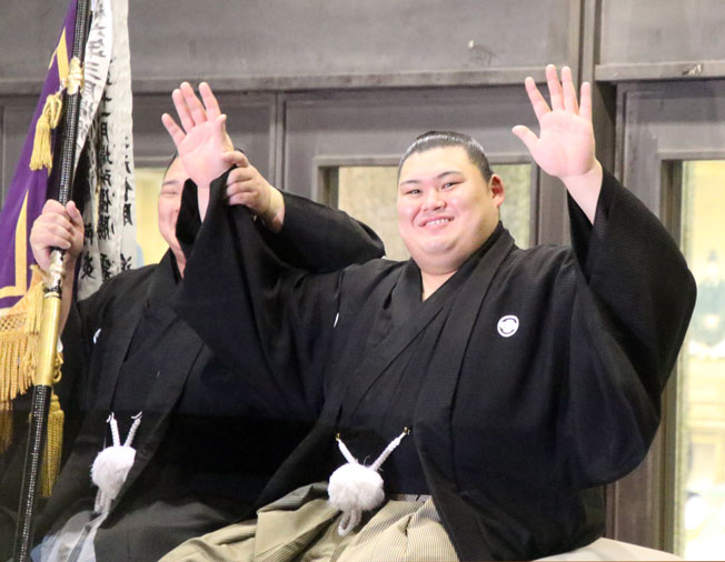 大の里（右）