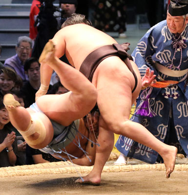 霧島琴勝峰を退ける
