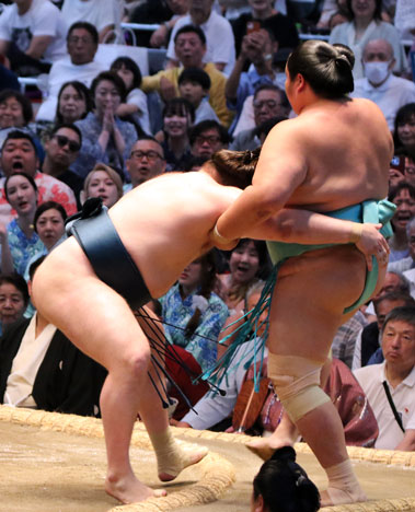 琴櫻力なく土俵を割る