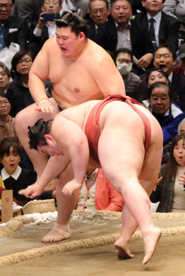義ノ富士大の里を破る