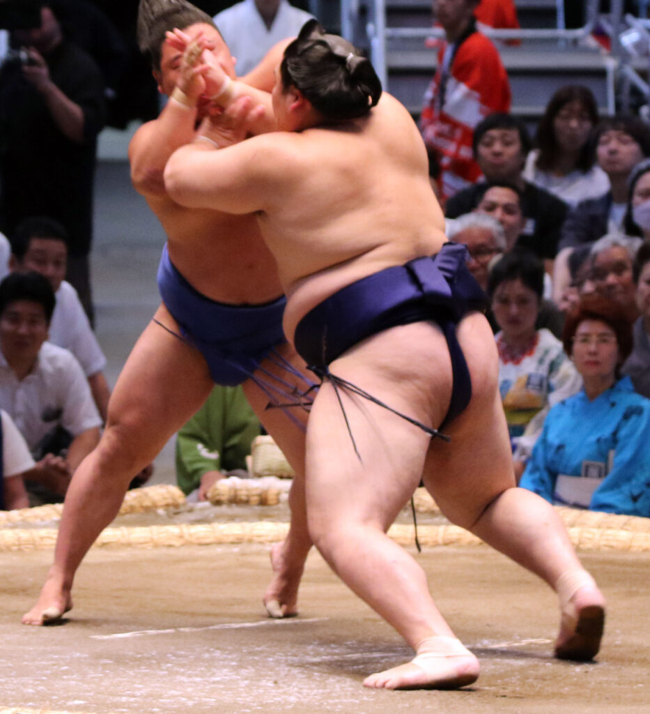 土俵で攻める横綱大の里