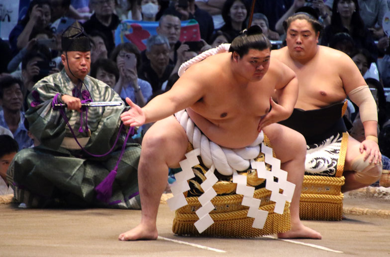 綱を締めた横綱の土俵入り。平幕がこの綱の主を破ると金星になる。撮影：田口道宏