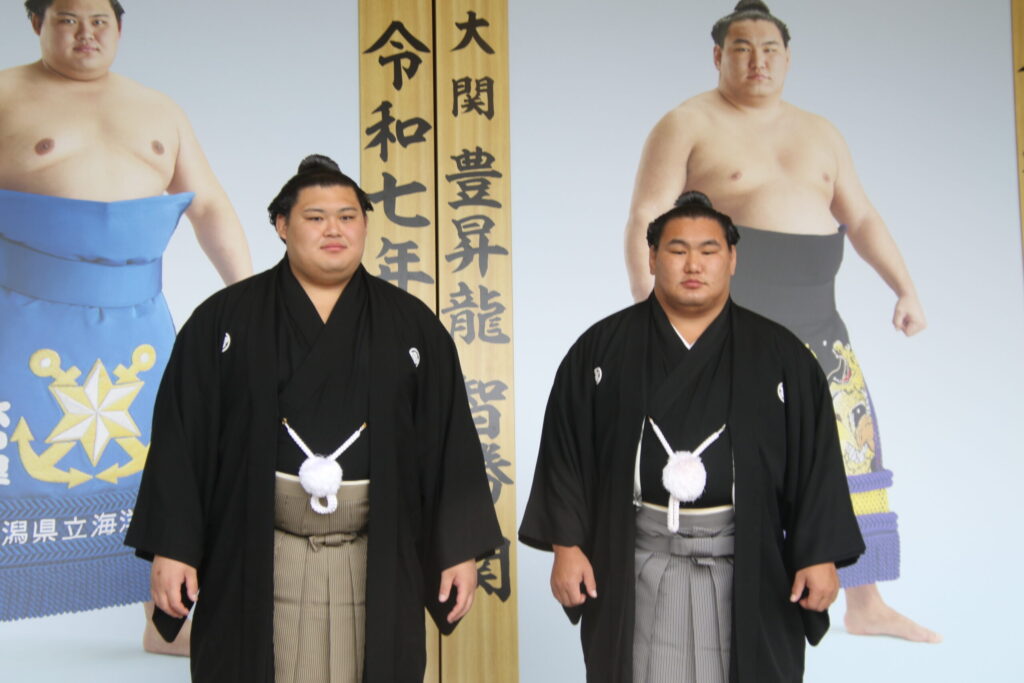大の里（左）と豊昇龍