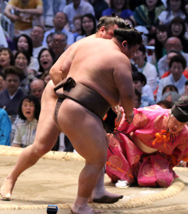 霧島伯乃富士にリベンジ