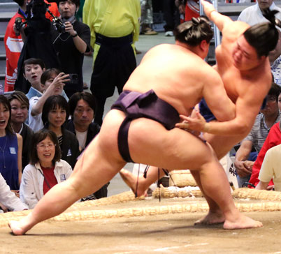藤ノ川、義ノ富士に敗れる