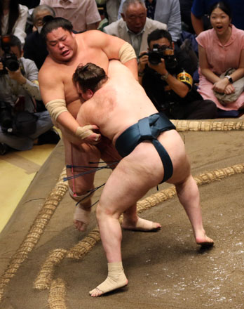 安青錦、大栄翔に完勝