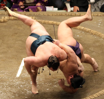 安青錦、義ノ富士をすくい投げ