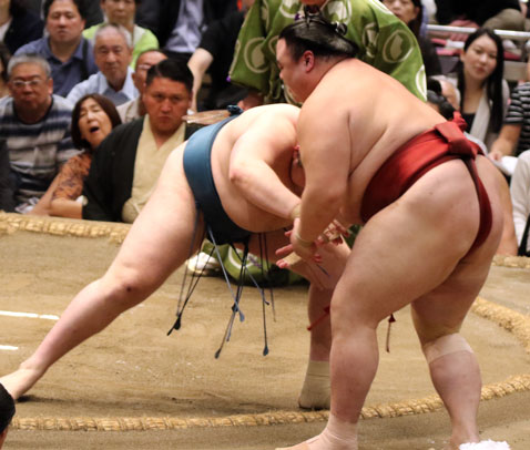 安青錦が隆の勝を撃破