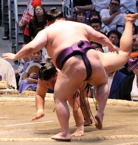 霧島の４場所連続12勝以上なるか　上