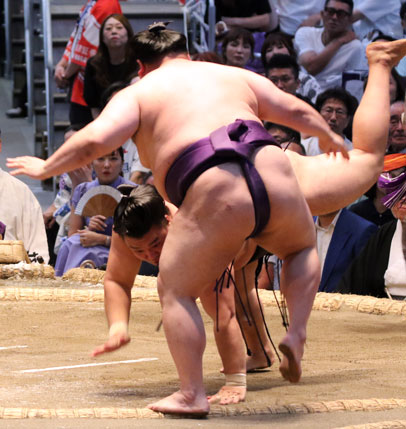 霧島の４場所連続12勝以上なるか　上