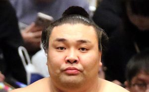◆26秋２日目　霧島、危険な相手伯乃富士を退ける
