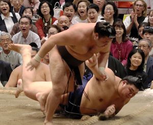 ◆26秋13日目　思わぬ展開！大の里、霧島の下手投げに２敗