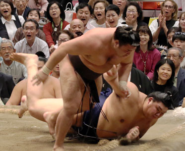 ◆26秋13日目　思わぬ展開！大の里、霧島の下手投げに２敗