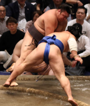 藤ノ川果敢な攻めで霧島を破る