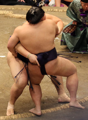 大の里、義ノ富士に初勝利