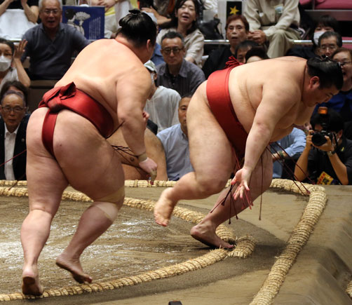 熱海富士、隆の勝に敗れる