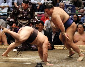 ◆26秋３日目　霧島、高安相手に痛恨の１敗